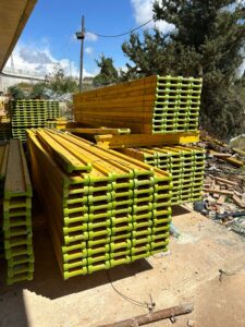 קורות עץ צהובות לבניין