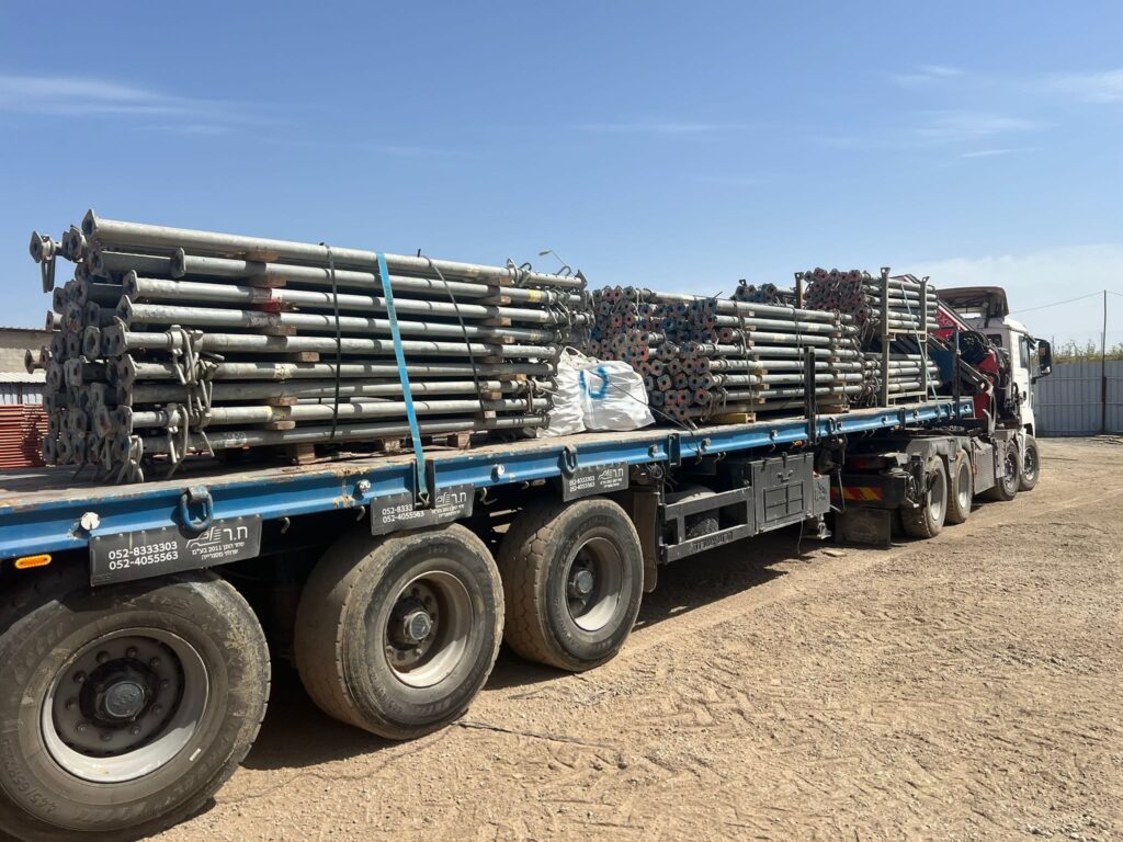 משאית עמוסה ברגלי תמיכה מגולוונות